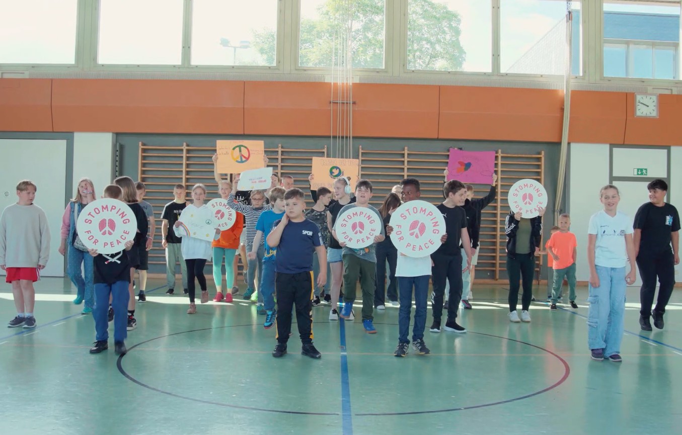 I bambini hanno battuto i piedi insieme in Svizzera per la pace.