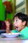 Ein Junge beim Essen.