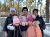Una madre e i suoi quattro figli visitano un parco in abiti invernali.