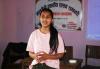 Una giovane donna nepalese è coinvolta in un club per bambini