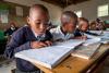 I bambini leggono a scuola