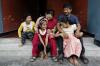 Una famiglia nepalese siede su una scala.
