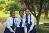 Tre adolescenti in uniforme scolastica