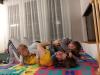 Madre che gioca con i suoi due figli