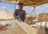 Un giovane del Niger sta svolgendo un apprendistato nel laboratorio di falegnameria