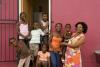 Una famiglia si trova davanti alla porta di una casa.