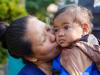 Una madre abbraccia un bambino