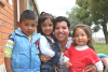 Una madre con i suoi tre figli