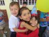 Due bambini festeggiano insieme il loro compleanno.