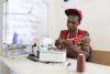 Eine junge Erwachsene aus Lesotho macht die Schneider-Ausbildung.