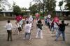 I bambini camminano per la pace su un campo da basket