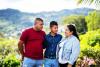 Una famiglia si abbraccia.