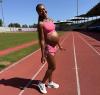 Sarah, incinta, è sulla pista di atletica.