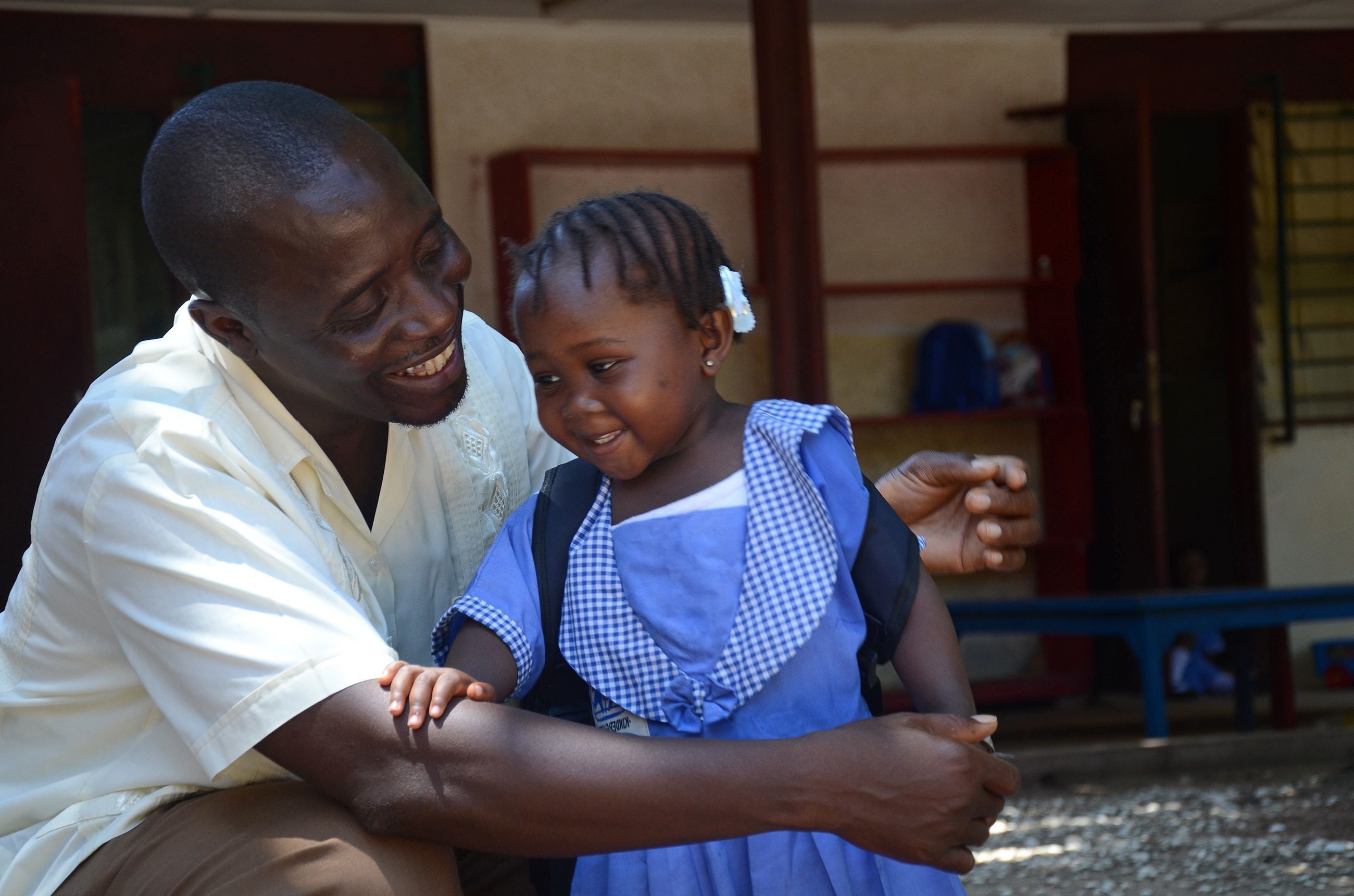 Insegnante africano con un’alunna nel villaggio dei bambini SOS.