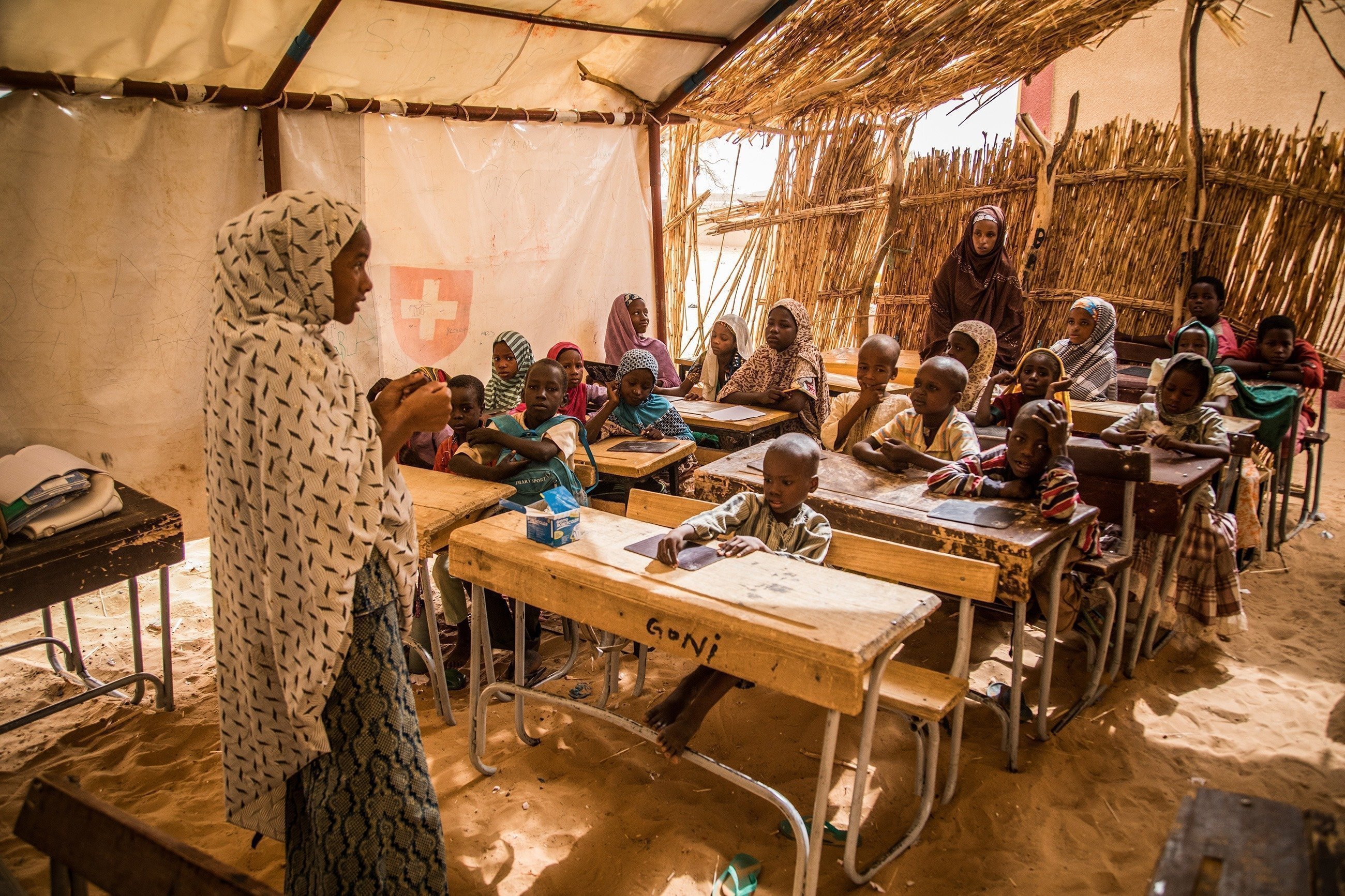 Una classe scolastica in Etiopia ascolta la maestra.