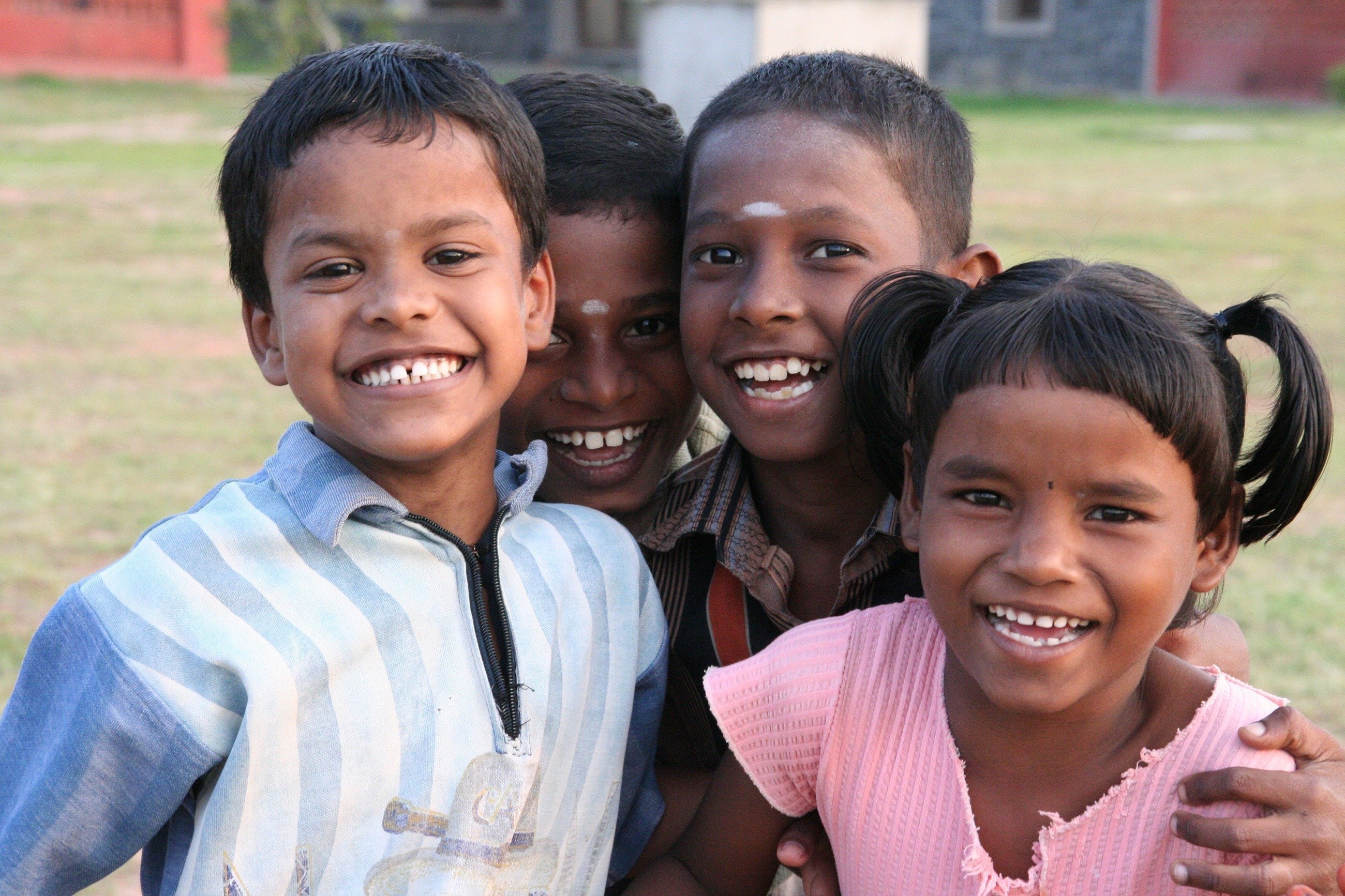 Alcuni bambini indiani sorridenti.