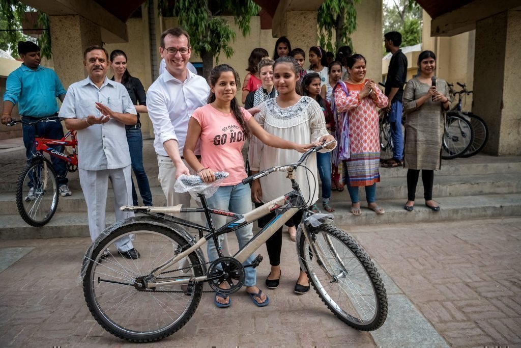 Una bambina con la sua bicicletta.