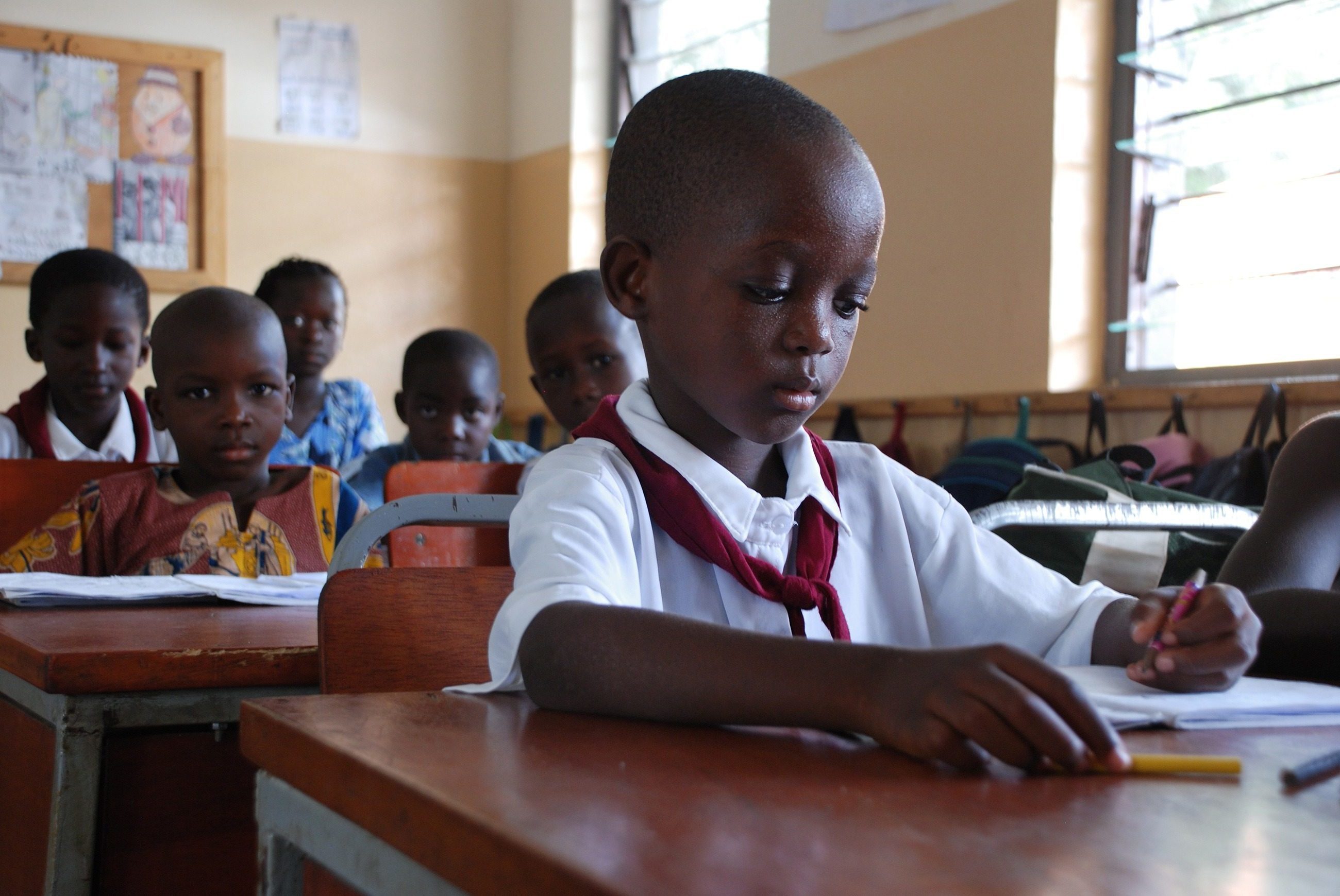 Scolaretto in aula in un SOS Villaggio dei Bambini in Africa.