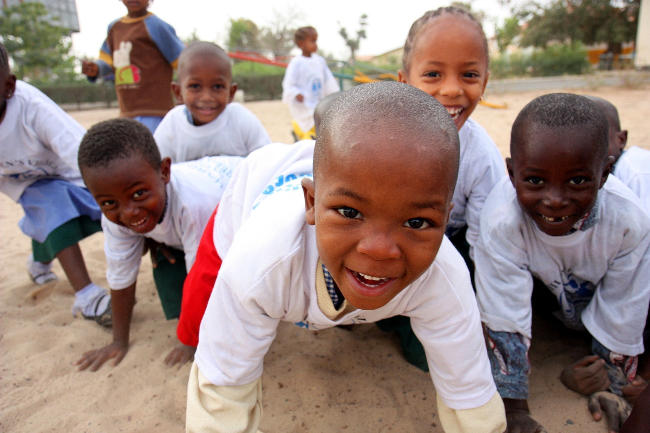 Gruppo di bambini si sta divertendo in un SOS Villaggio dei Bambini in Africa.