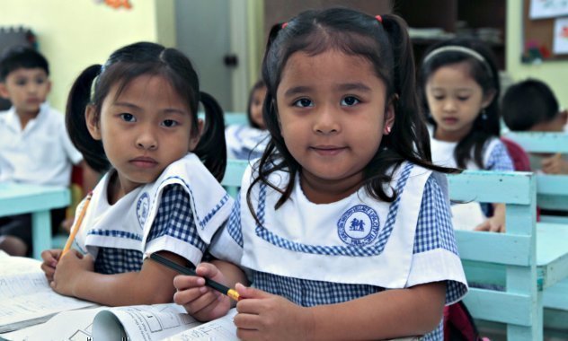 Zwei kleine Mädchen in der Schule.